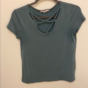 Small chest detailed short sleeve top